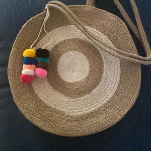 Round jute shoulder bag